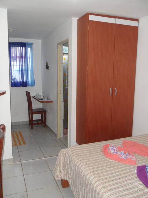 Loft, roupeiro, prancha,banheiro privativo.