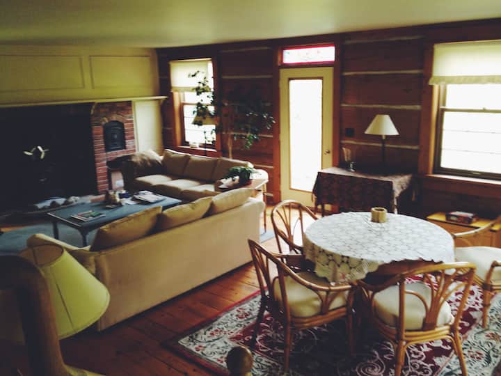 A Room In Log Home Country Magic - Shelburne