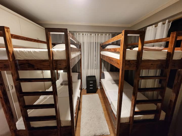 Кревети на спрат од масивно дрво од акација плус 1 душек на извлекување и 1 душек