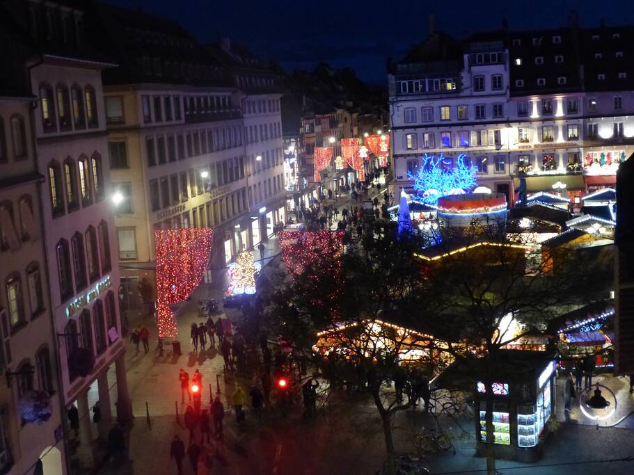 Vue par la fenêtre sur le Marché de Noël