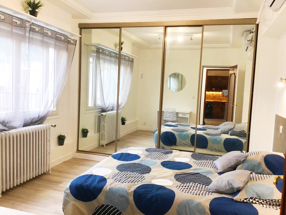 Habitación doble con aire acondicionado y TV de pantalla plana y wifi gratuito//Air-conditioned double room with flat screen TV and free wifi