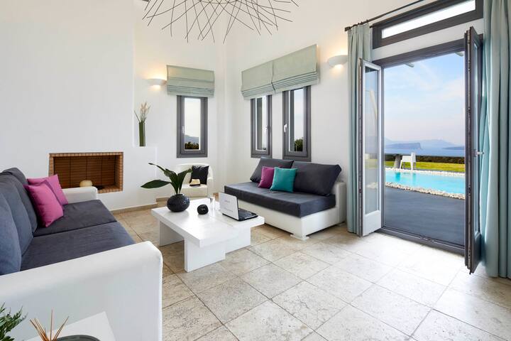 Serenity Villa with caldera view & heated pool gallery image 4