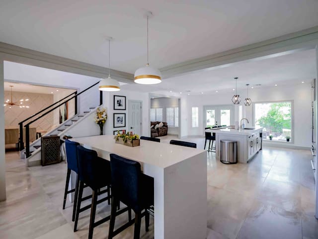 Modern Garden Estate 5br 5 mins from the Strip