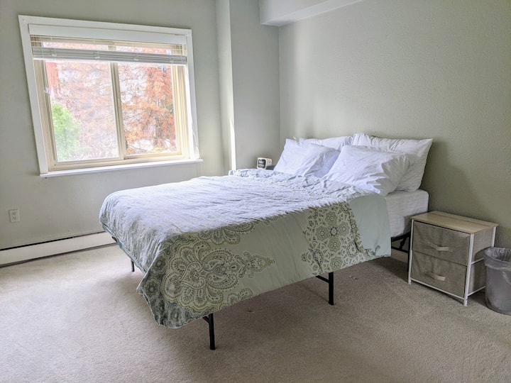 Segundo dormitorio con colchón de espuma viscoelástica tamaño queen.