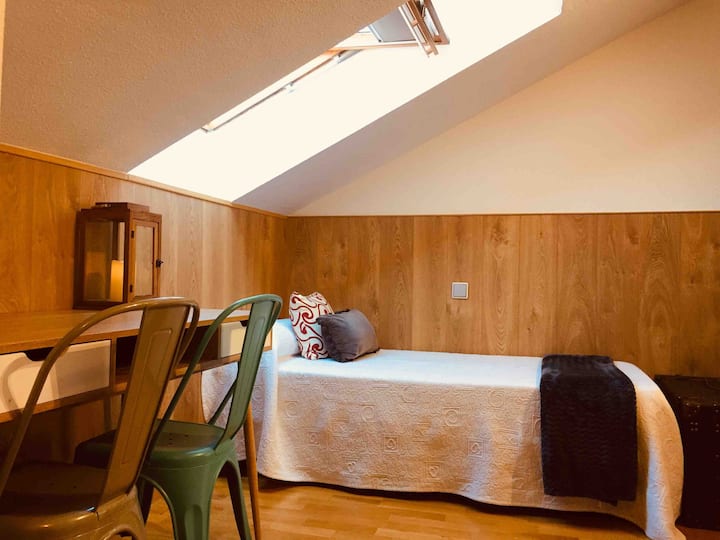 Otra cama y ventana velux de la habitación doble.