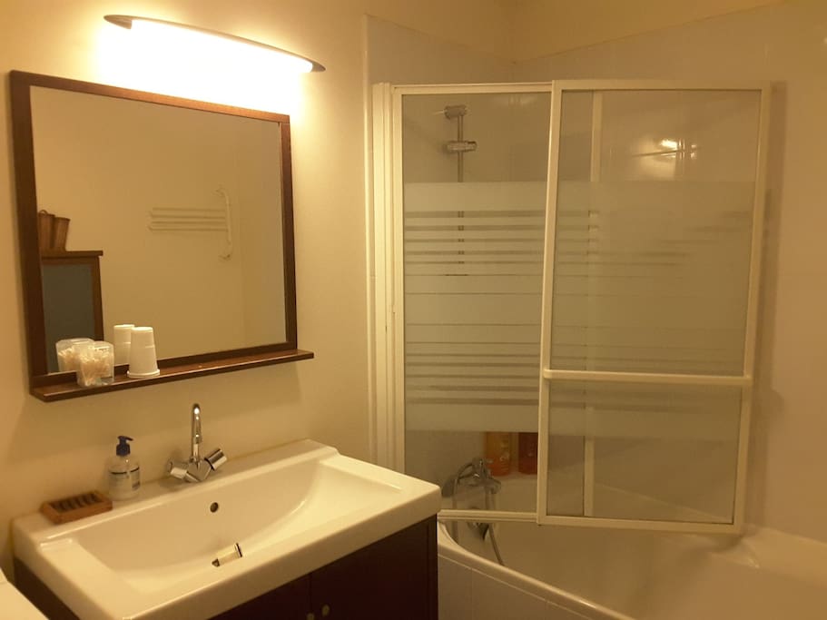 Salle de bain privative avec baignoire/douche