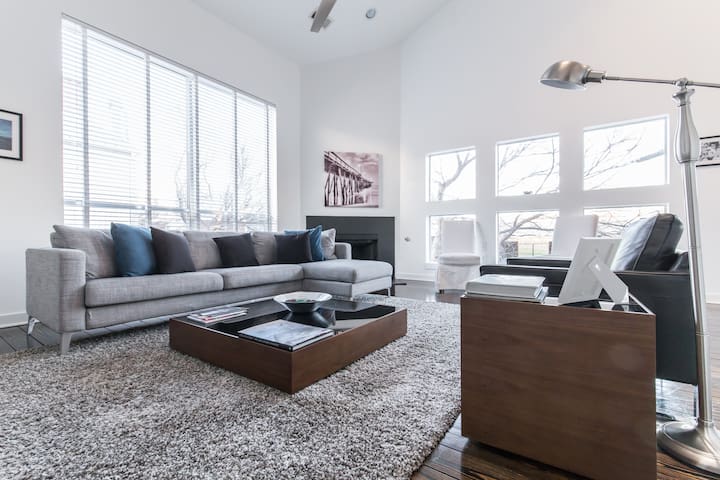 3 Bed 2 Bath, Downtown Townhome, Modern & Peaceful