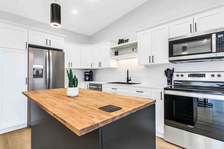 Beachfront Luxury Home with Pool & Hot Tub 91 gallery image 5