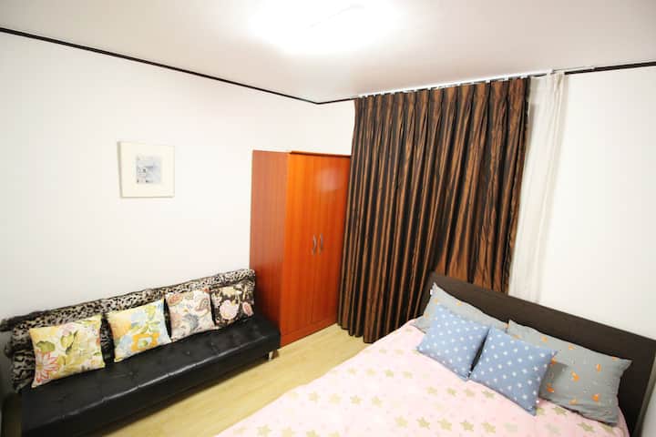 [Rum 4/sovrum # 4] Detta är ett rum med en dubbelsäng, en bäddsoffa och ett litet sidobord.  En dubbelsäng, en bäddsoffa och ett litet skåp. 