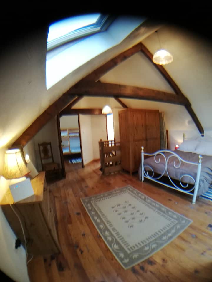 Chumba cha kulala cha wazazi cha Jade chenye mwonekano kwenye chumba cha kulala cha pili na chumba cha kuogea juu ya ngazi.