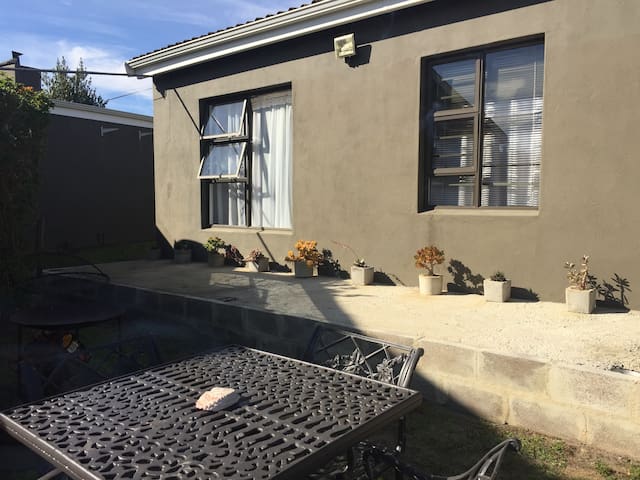 ZOOOP garden cottage Caledon with wifi sleeps 4