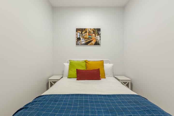 Second bedroom with a queen size bed 