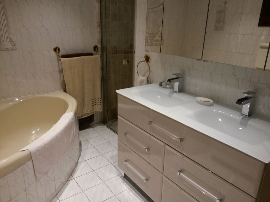 La salle de bain avec douche