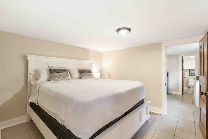 Cama tamaño king con colchón súper cómodo 