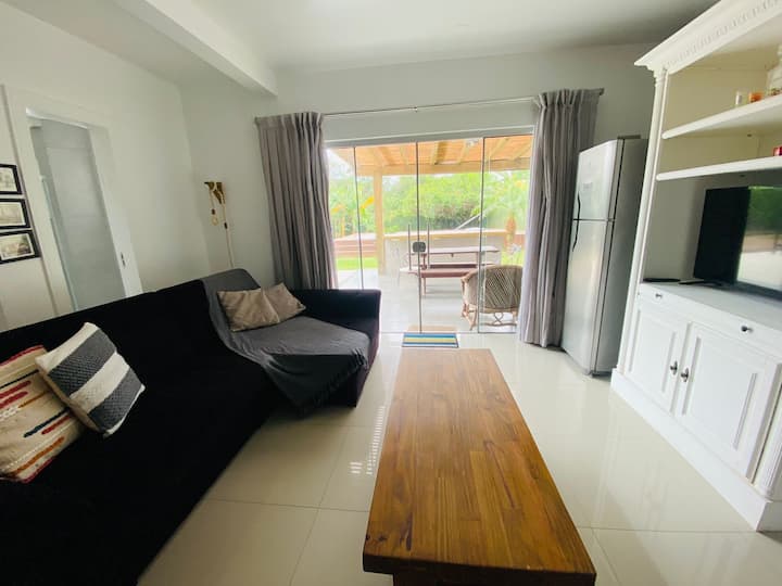 Всекидневна с изглед към външното пространство