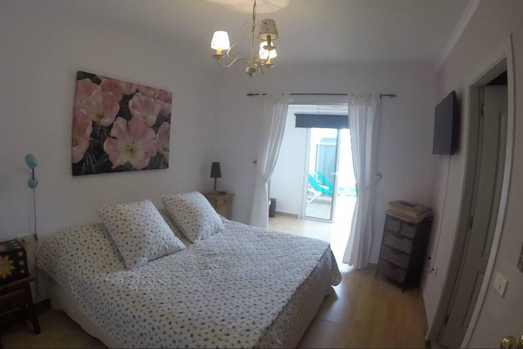 Principal Room with own bathroom, air conditioner and Smart TV