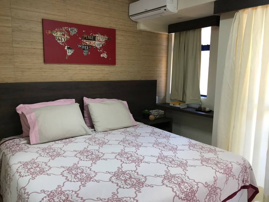 Duas camas de solteiro formam uma espaçosa e confortável cama king. O quarto dispõe de ar-condicionado, TV, mesa de trabalho e guarda-roupa.
Dos camas individuales forman una espaciosa y cómoda cama king. La habitación dispone de aire acondicionado, TV, mesa de trabajo y armario.