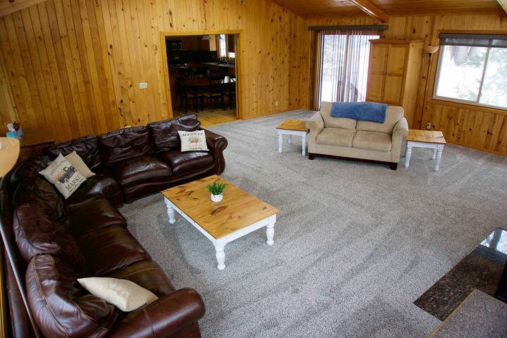 5 bdrm house w/HOT TUB across from Moore Lake Park gallery image 2