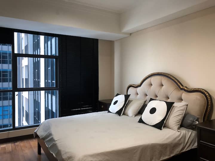 这是主卧室， 2X2平方米DAVINCI漂亮的床，配有Kingkoil床垫。 
浴室内设有淋浴间、热水浴缸和拐角处的化妆间。 
您一定会爱上这个美丽的房源吧！