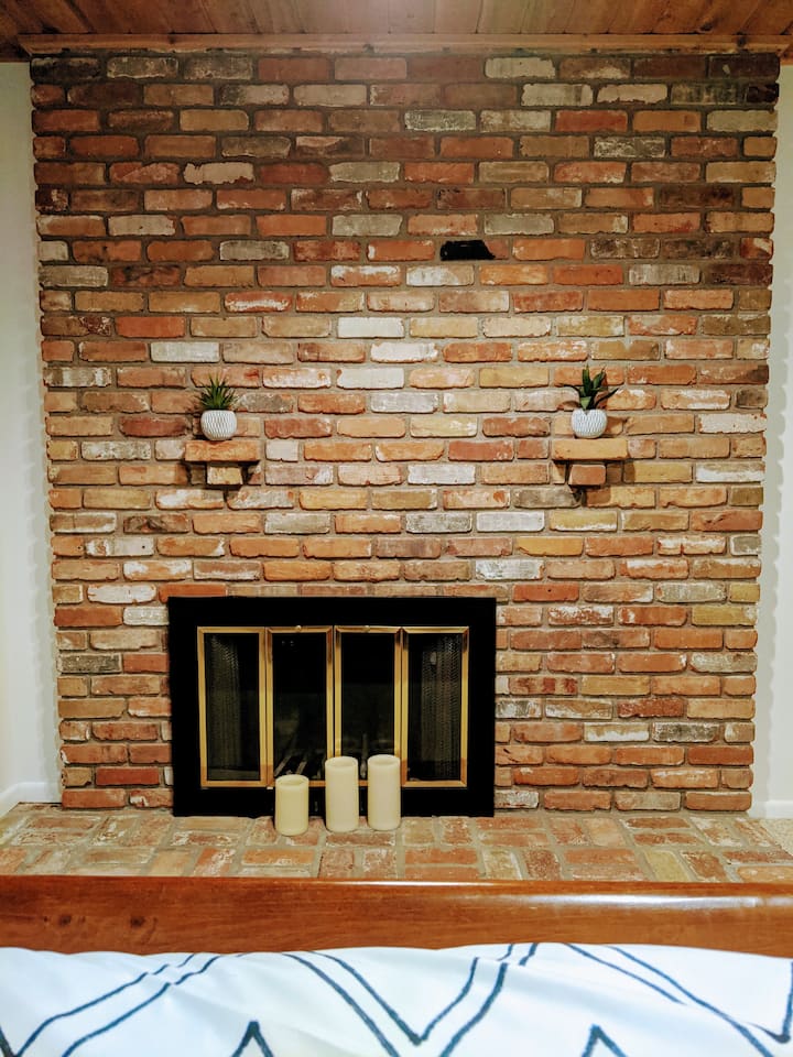 虽然壁炉无法使用，但请在卧室内享受烛光氛围。 