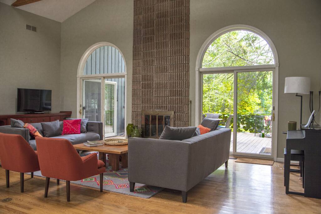 Catch up on your piano practice while warming yourself by the fire in the large high-ceilinged living room.