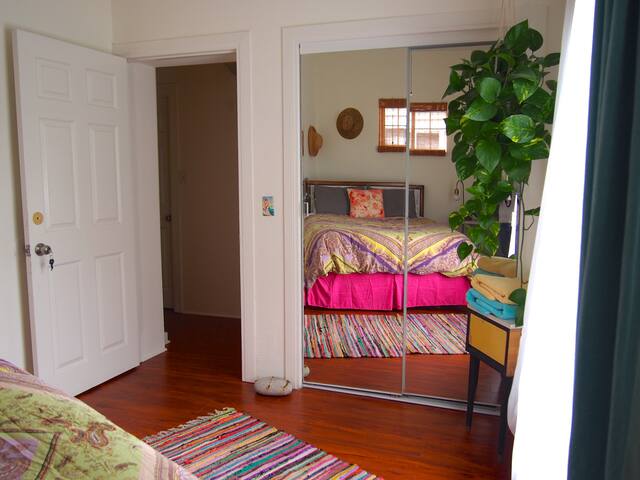 #4 Comfy QUEEN bed ✿ in VICTORIAN neighborhood ✿