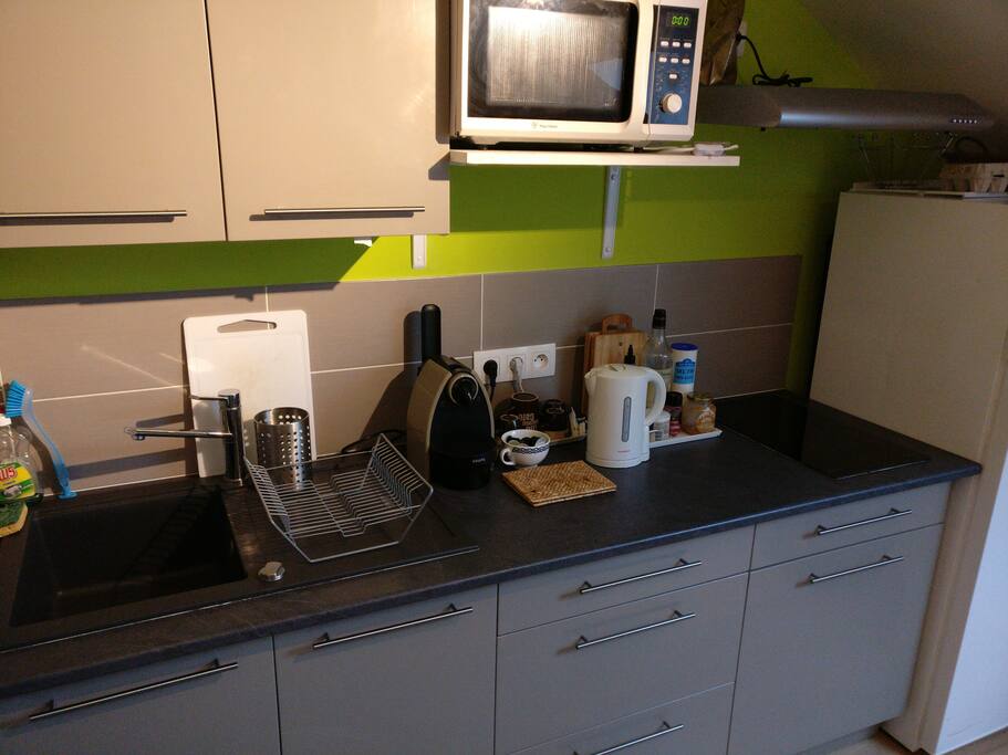 Cuisine équipée : nespresso, bouilloire, micro-ondes grill, plaques, ...