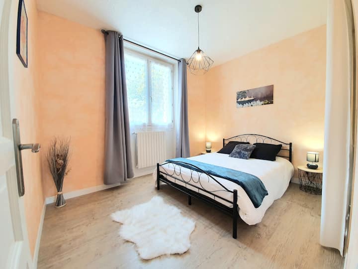 Seconde chambre de 13m², lumineuse, exposée sud-est avec grand placard.
