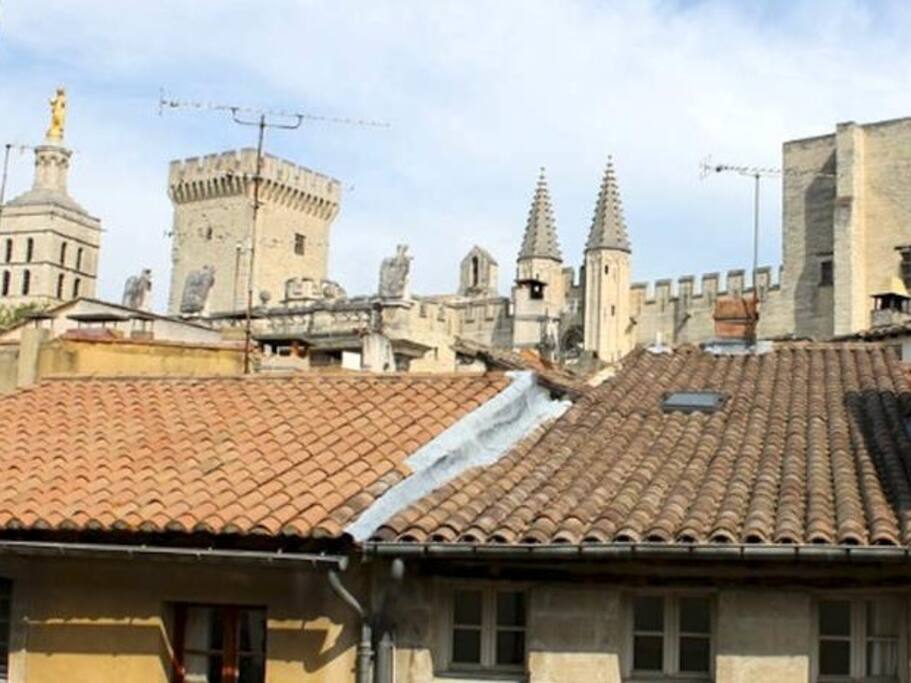 La fenêtre de l'appartement a vue sur le Palais des Papes / View from the window