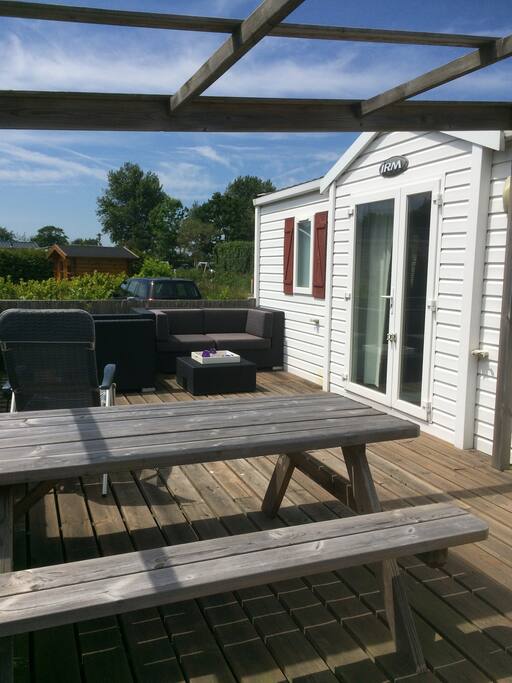 Zeer ruim vlonder-terras met complete zithoek en grote gezins-picknicktafel