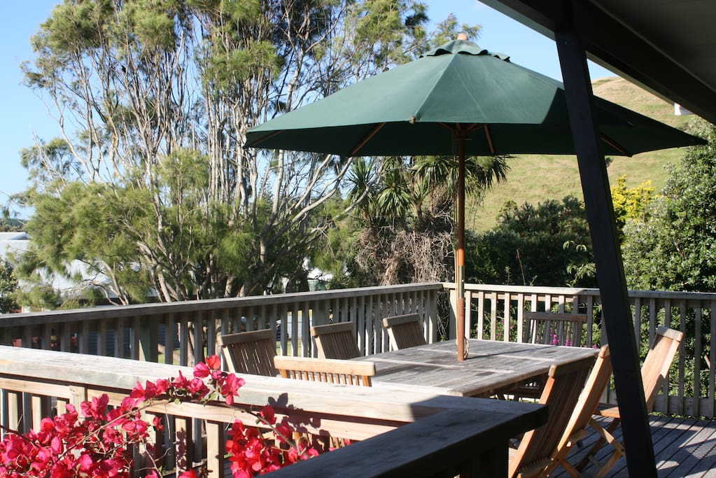 Outdoor dining on the deck