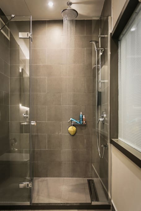 Modern en suite bathrooms with power rain shower.
Dance and Shower!