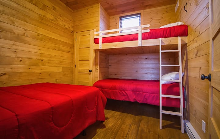 卧室2配有一张双人床和一张双层床