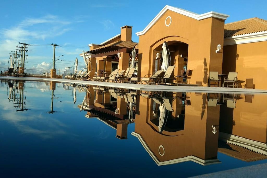 Clube social e piscina.