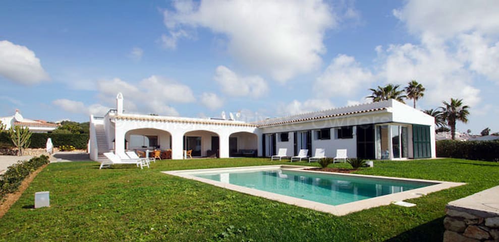 VILLA – FRENTE PLAYA 4 SUITES EXCEL.UBICACION