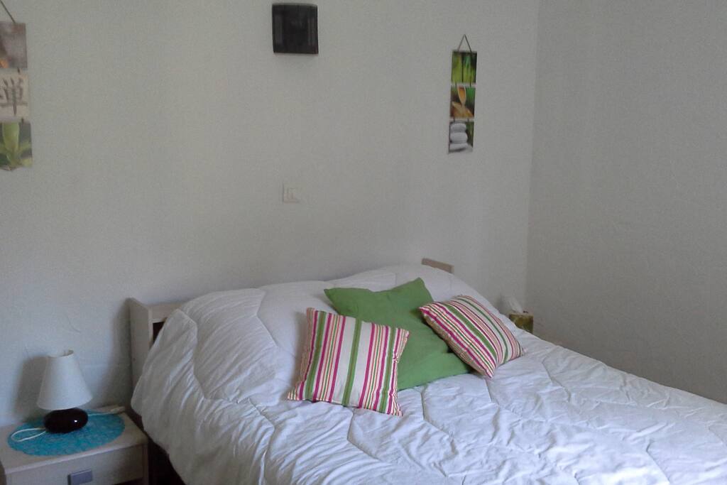 chambre avec placard de rangement