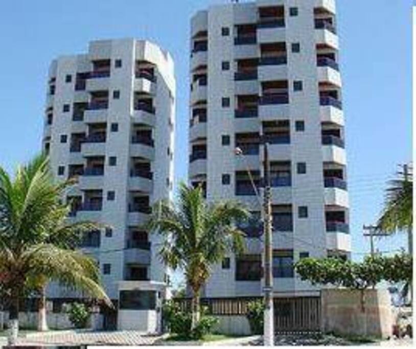 vista do condominio. o prédio e o da esquerda e o apto e no 1 andar