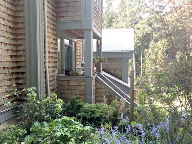 Bowen island Romantic loft