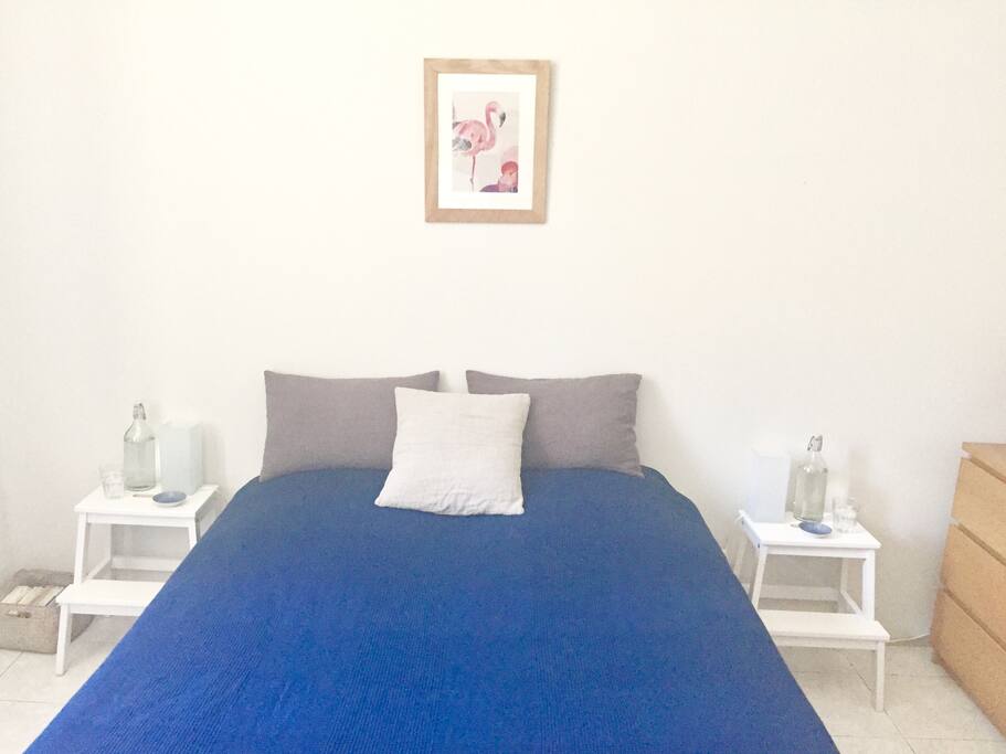 Chambre lit chevet commode