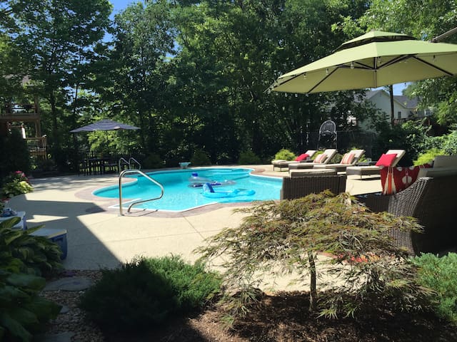 Luxurious 4 bed entire home w basement game room!
