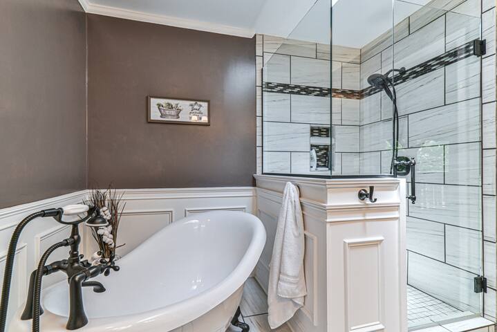 East Asheville: Hot Tub & Game Room, 6 miles to DT gallery image 2