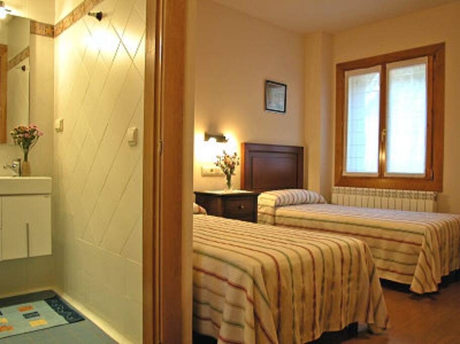 Dormitorio con baño.
