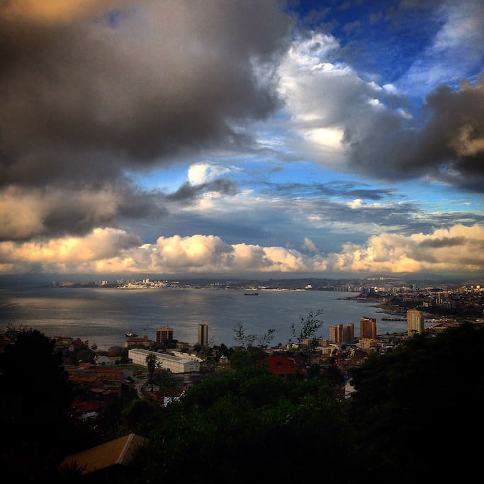 este paisaje es tan diverso, un día naranja otro día azul otro día nubes volando