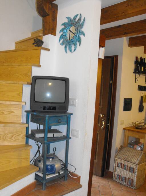 una porzione della casa con le scale che portano alla camera da letto
