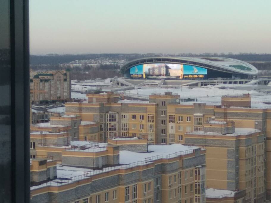 вид с окна на футбольный стадион
