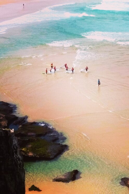 Show full-screen, host-provided image