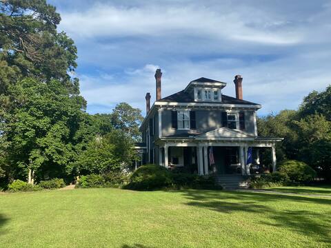 1901 Historic 3-story home & Pool w/opt. cottage