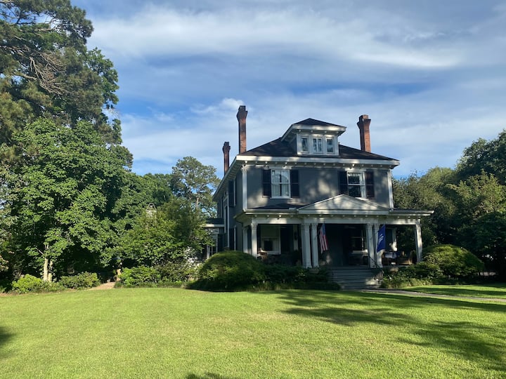 1901 Historic 3-story home & Pool w/opt. cottage