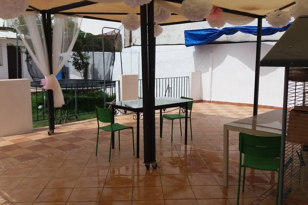 PATIO INTERIOR CON MESAS, SILLAS, ILUMINACION, TOMAS DE CORRIENTE