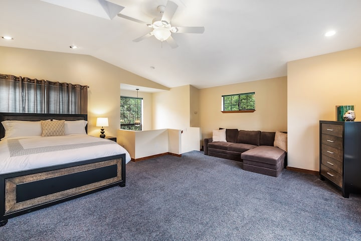 ห้องนอนควีนไซส์ชั้นบนมีห้องน้ำในตัว